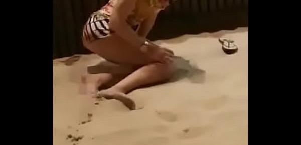  Se masturbando no calçadao da praia